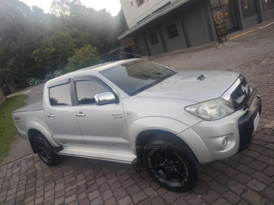 TOYOTA - HILUX - 2011/2011 - Prata - R$ 120.000,00