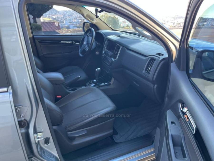 CHEVROLET - S10 - 2023/2024 - Prata - R$ 240.000,00