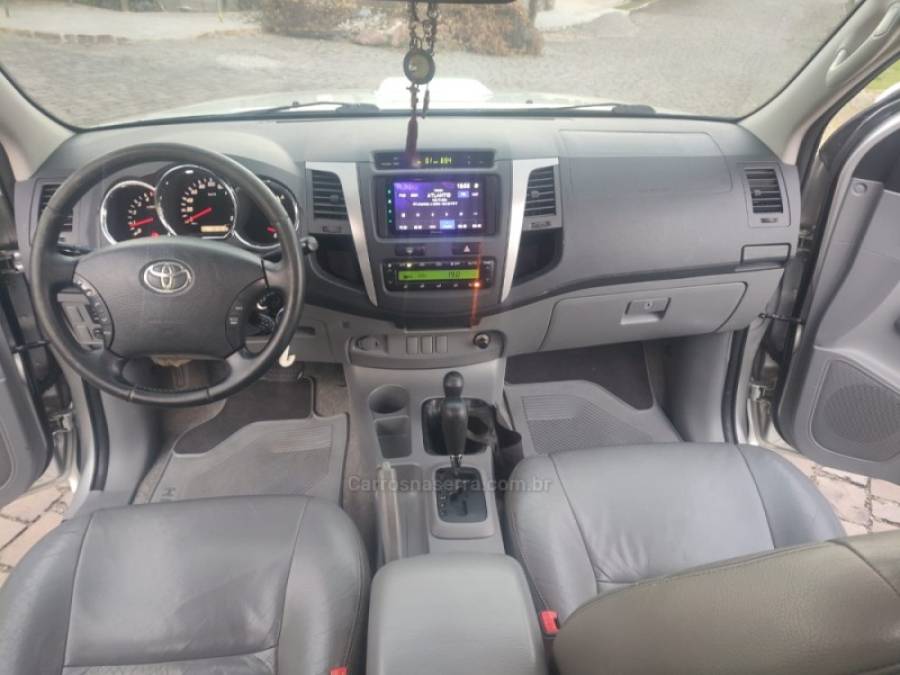 TOYOTA - HILUX - 2011/2011 - Prata - R$ 120.000,00