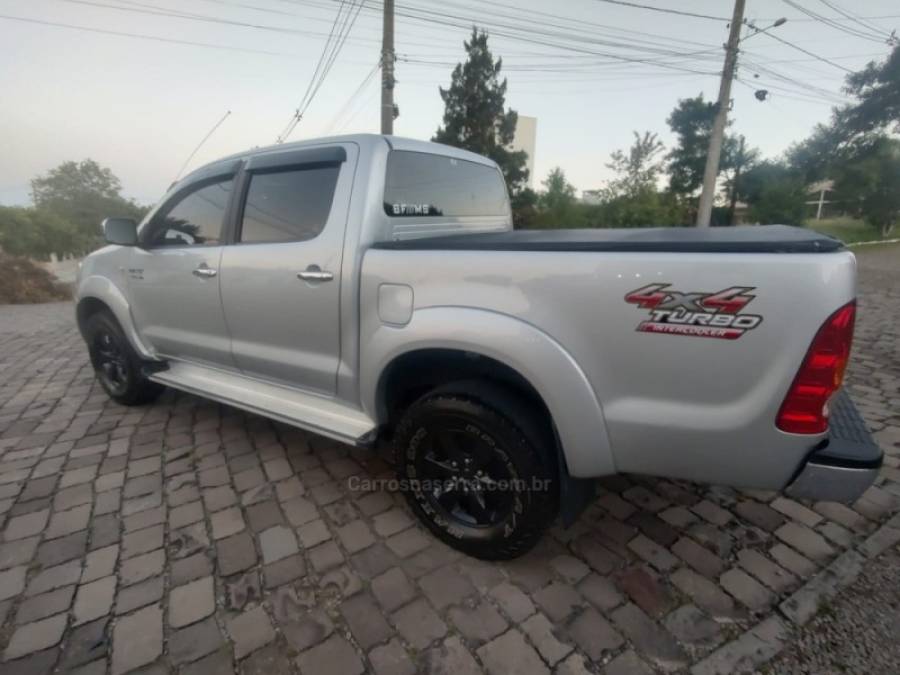 TOYOTA - HILUX - 2011/2011 - Prata - R$ 120.000,00
